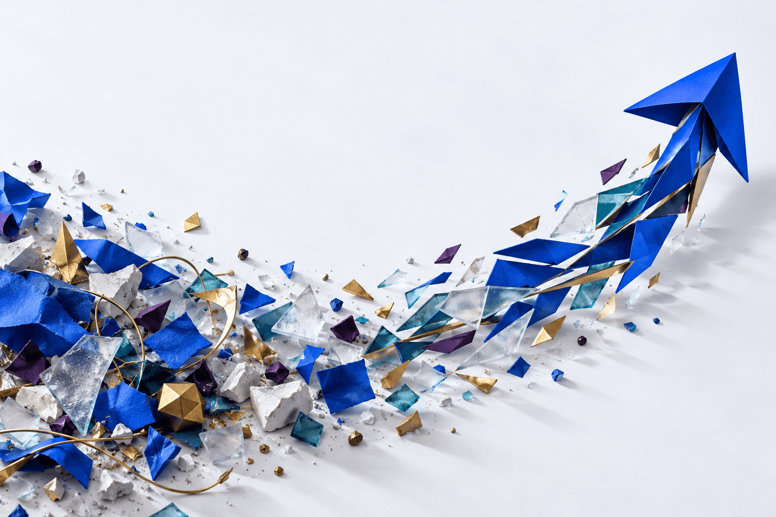 Éclats de papier bleu, de verre et de laiton dispersés qui s'ordonnent en une flèche montante.